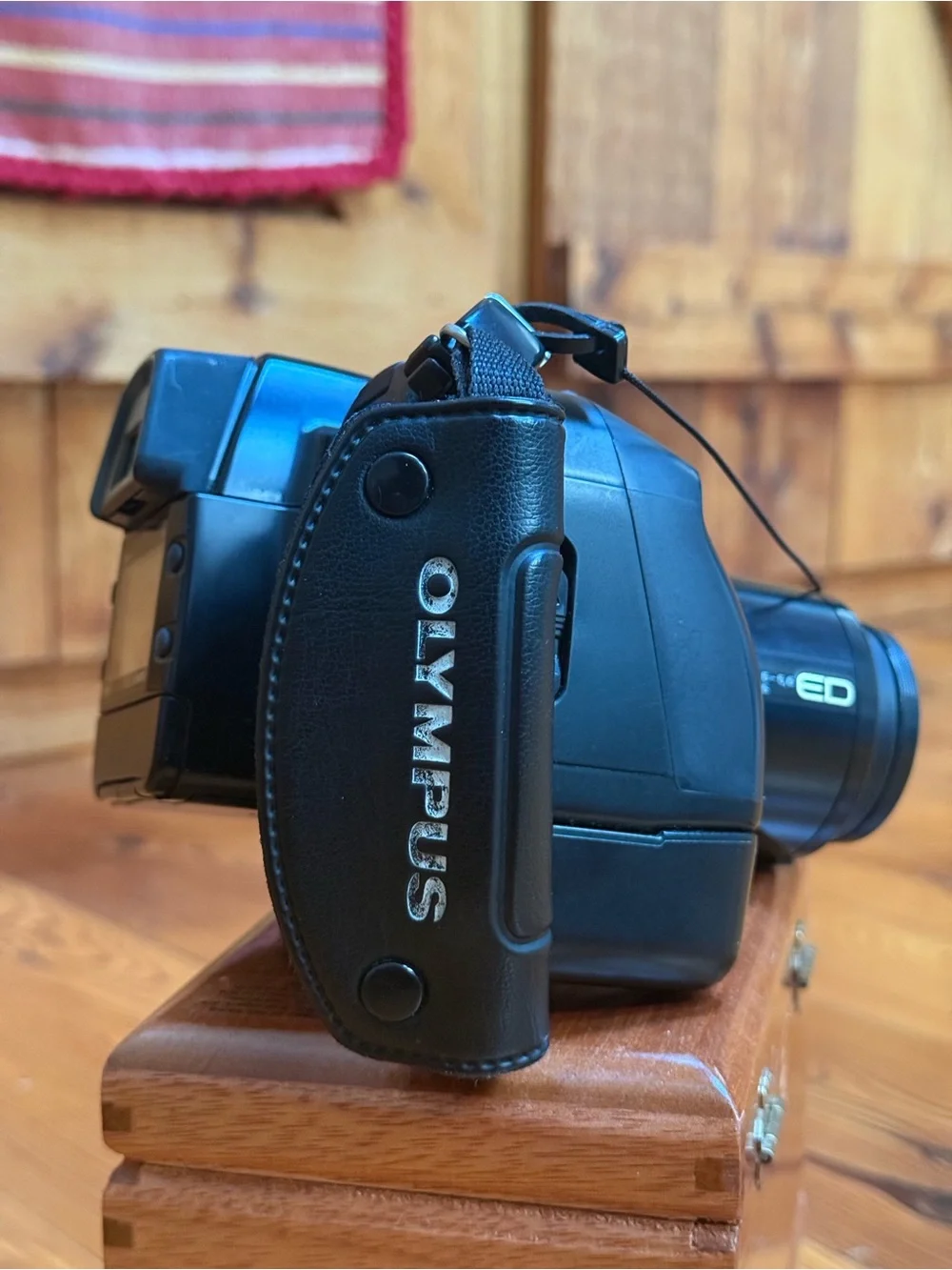 Olympus IS-1 / IS-1000 35mm SLR Film Camera w/ Case 35–135mm Zoom Bridge Camera